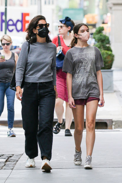 Suri, con camiseta de Led Zeppelin y converse, junto a su madre, Katie Holmes / Gtresonline.