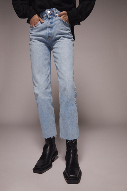 Zara y sus jeans que estilizan y alargan piernas a 30 euros