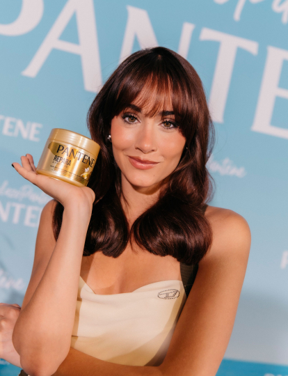 Aitana con la mascarilla Repara y Protege de Pantene. Imagen cortesía de Pantene.