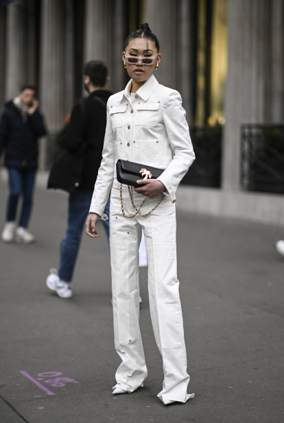 El truco de las parisinas para llevar los pantalones blancos de la