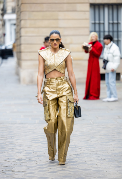 Los pantalones dorados de Lola Casademunt que arrasan en el 'street style'  y cómo llevarlos