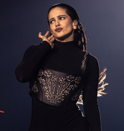 Rosalía con total look black y detalle del corsé en su concierto en Chile