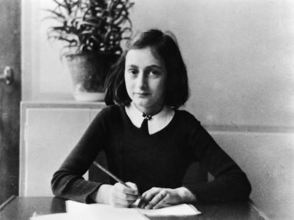 Una Ana Frank de 12 años haciendo los deberes