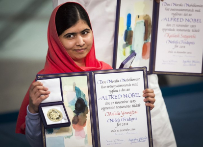 Malala Yousafzai muestra su medalla y diploma durante la ceremonia de entrega del Premio Nobel de la Paz en 2014