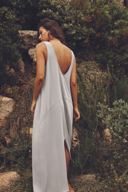 10 vestidos de lino de ZARA ligeros y elegantes que no