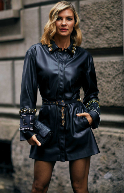 10 formas elegantes de usar vestido negro en invierno, Mujer de 10