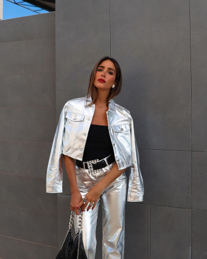 Rocío Osorno arriesga y gana con este pantalón metalizado de Zara