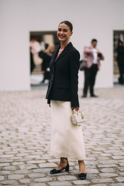 Falda midi beige en el street style de París