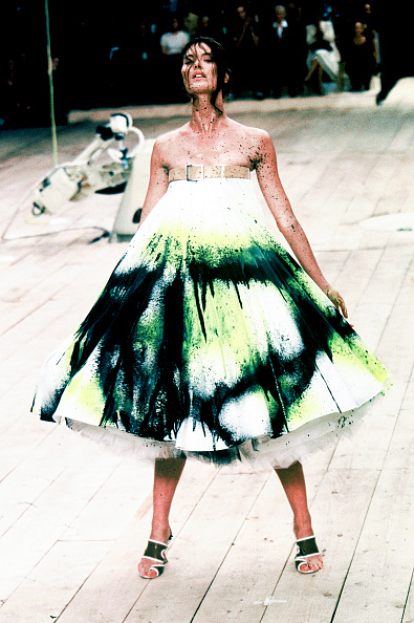 Shalom Harlow durante el desfile de Alexander McQueen - Primavera/Verano 1999 en  London Fashion Week