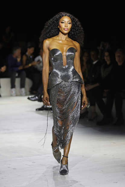 Naomi Campbell desfilando para Alexander McQueen SS24 durante Paris Fashion Week