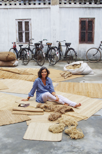 Nani Marquina posa en la India con alfombras de la colección Natural, que tiene varias líneas diferentes.