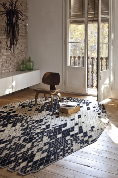 Kilim de la colección Losanges, de los hermanos Bouroullec, en tonos blanco y negro, existe también en rojo y multicolor.