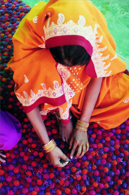 Sus alfombras se tejen en India, Pakistán y Marruecos. La marca tiene un compromiso con el medio ambiente y con las personas con las que trabaja.