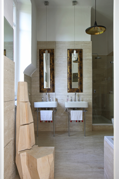 Baño del dormitorio principal con espejos diseñados por Anna Triberti, el marco está cubierto con seda antigua.