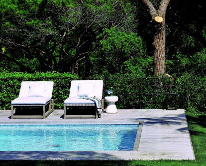 El borde de la piscina parece sacado de una de aquellas fotografías en las que Slim Aarons retrataba a la aristocracia dorada y a los dioses de Hollywood de los años 60.