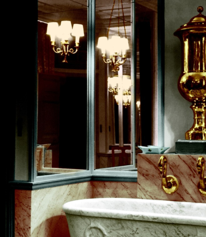 La bañera del cuarto de baño del diseñador, de mármol blanco y grifería de cuello cisne, es un espectáculo.