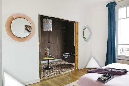 Vista del vestidor desde el dormitorio, con puertas correderas de formica pintada, procedentes de una villa en Brianza diseñada por Francesco Albini.