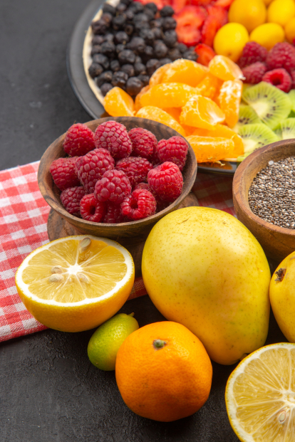 Las frutas antioxidantes, como los naranjas o los frutos rojos, son imprescindibles para retrasar los signos de la edad.
