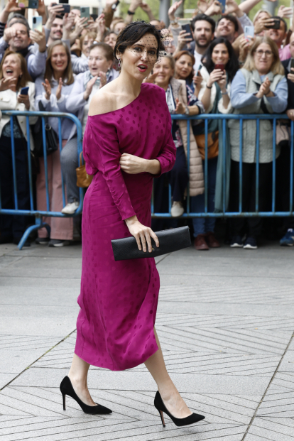 Look de invitada de Isabel Díaz Ayuso en la boda de José Luis Martinez-Almeida.