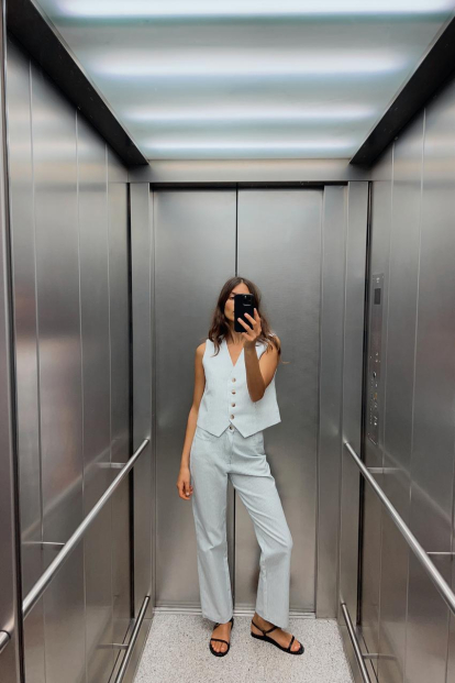 'Total look' de Zara con chaleco y pantalón.