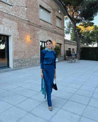 Look de invitada con total look de blusa cerrada y falda.