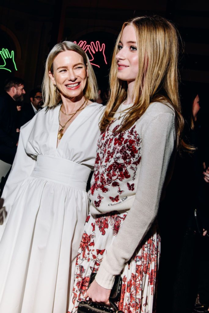 Naomi Watts y su hija Kai Schreiber en el desfile de Dior.