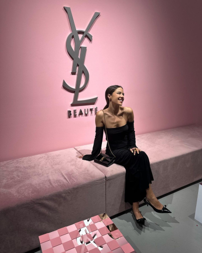 Melyssa Pinto con una cartera de charol de Yves Saint Laurent