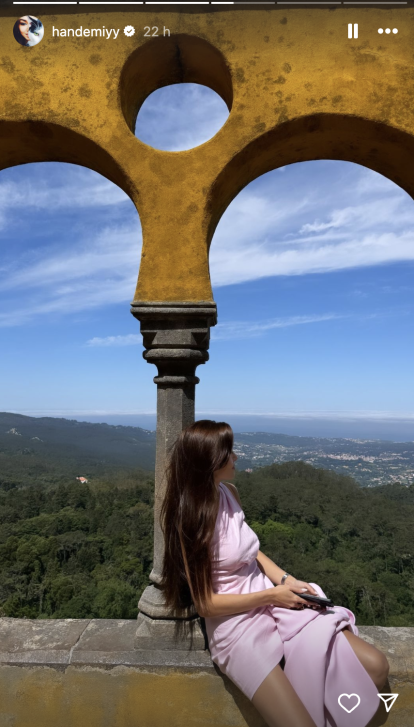 Hande Erçel en el castillo de Sintra