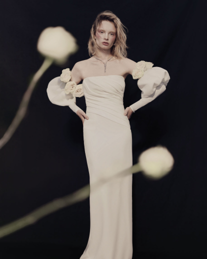 Vestido modelo Sants de Pronovias; collar Torsade de Chaumet y pendientes Victoria, de Tiffany & Co.