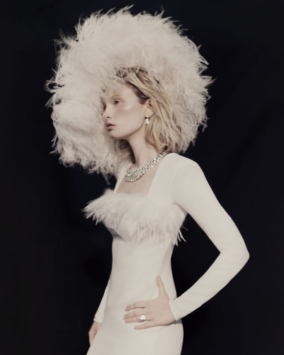 Vestido modelo Chet de Pronovias; tocado de Mimoki; collar de Gracia By Yolanda; anillo Frivole, de Van Cleef & Arpels, y pendientes Victoria, de Tiffany & Co.