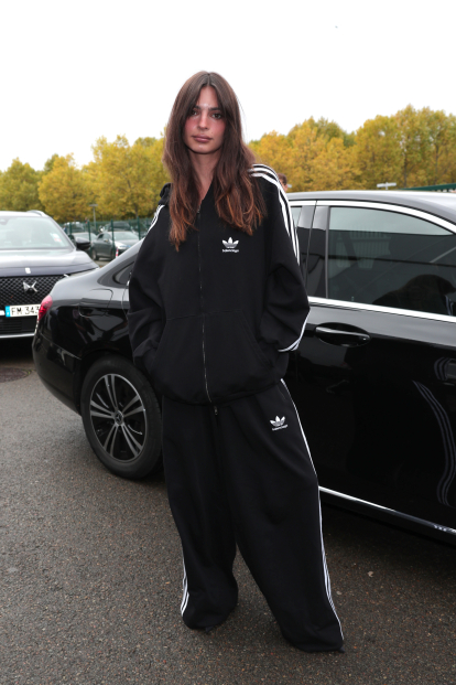 Emily Ratajkowski con un chándal de Adidas x Balenciaga.