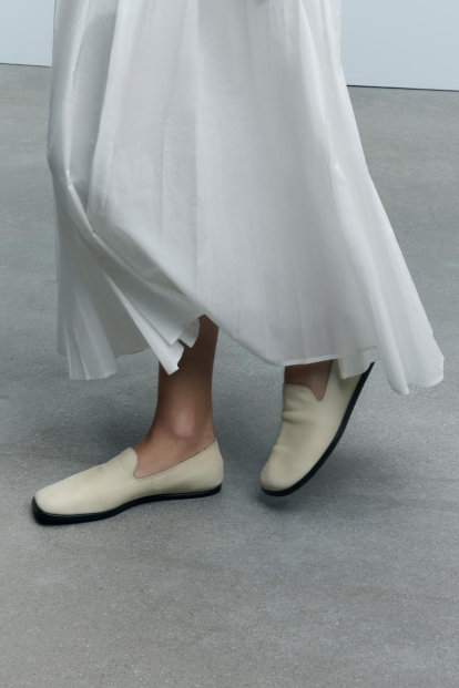 Zapatos planos de las rebajas de Zara respetuosos con el pie, según una podóloga.